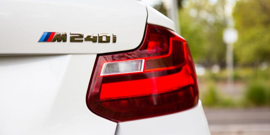 Логотип BMW M240i Coupe 2016 года  (AU) (фото 16 из 21)